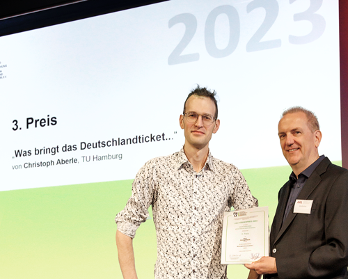 Prof. Jörg Knieling verleiht den FRU-Förderpreis an Christoph Aberle.  Foto: ARL/Dario Eidens-Holl
